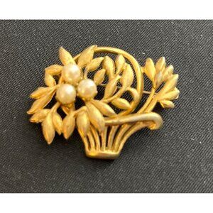 Vintage Brook’s Basket Brooch Pin Gold Tone Pearls  1 1/2”
